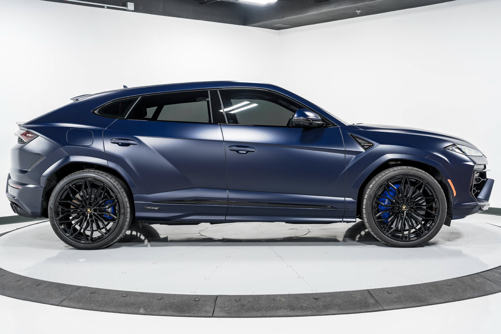 Used 2025 Lamborghini Urus SE AWD/4WD image 2