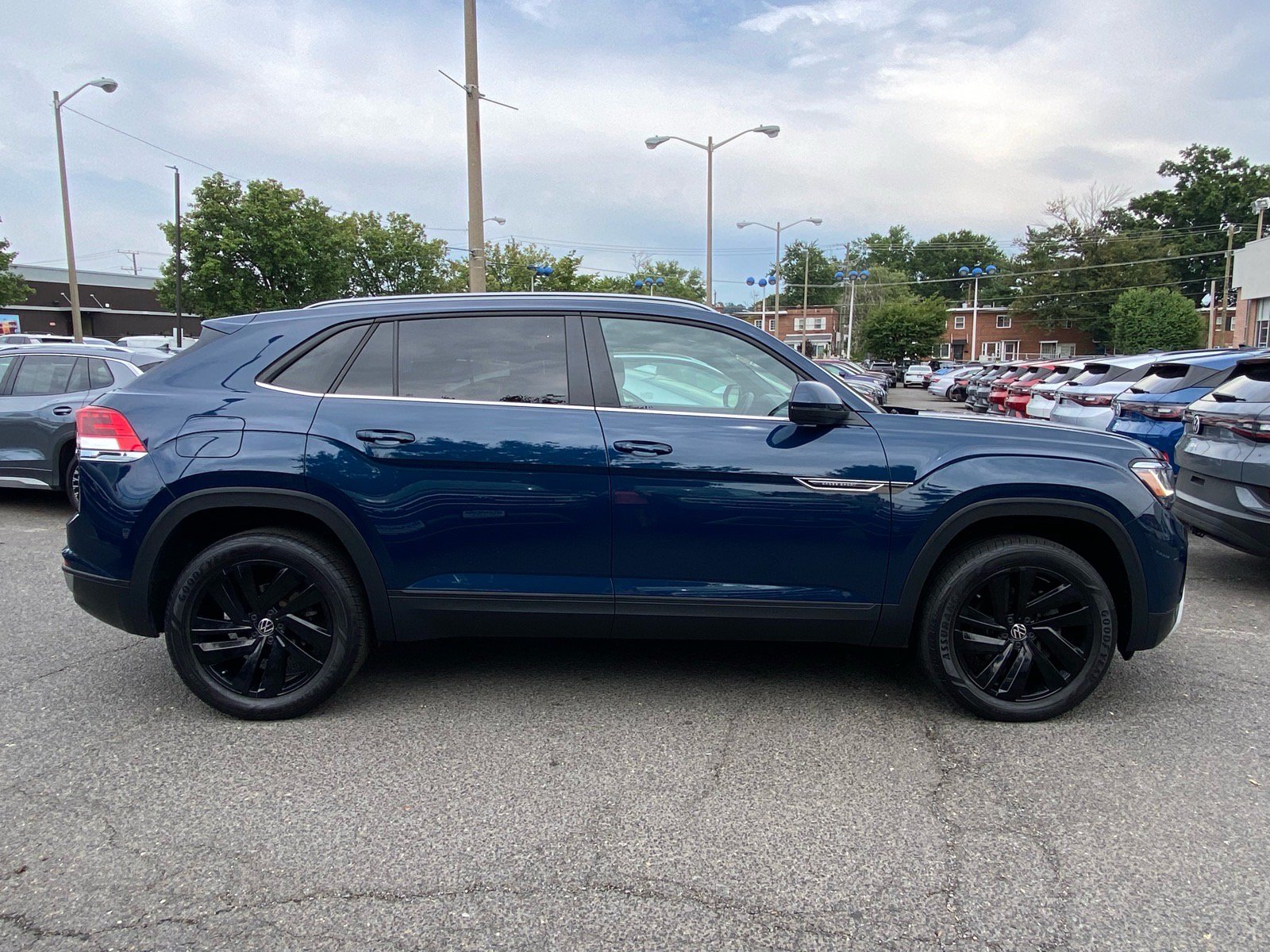Used 2022 Volkswagen Atlas Cross Sport SE AWD/4WD image 2