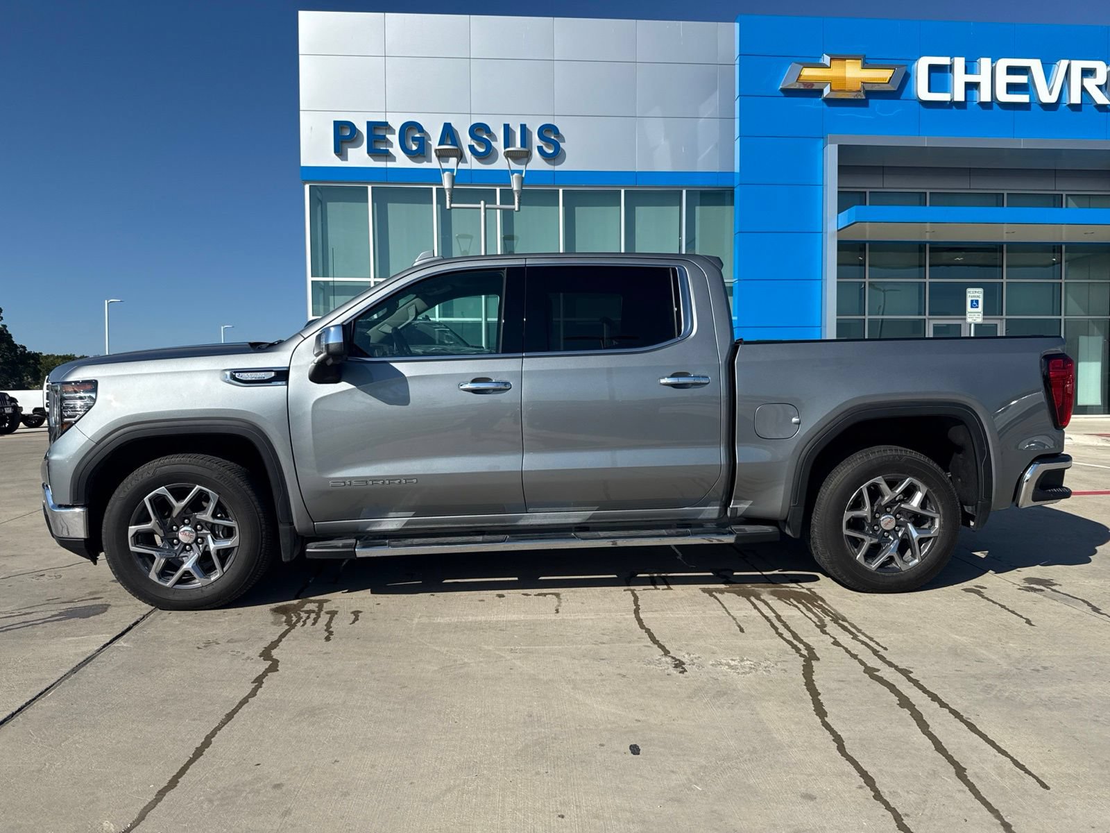 Used 2025 GMC Sierra 1500 SLT RWD image 2