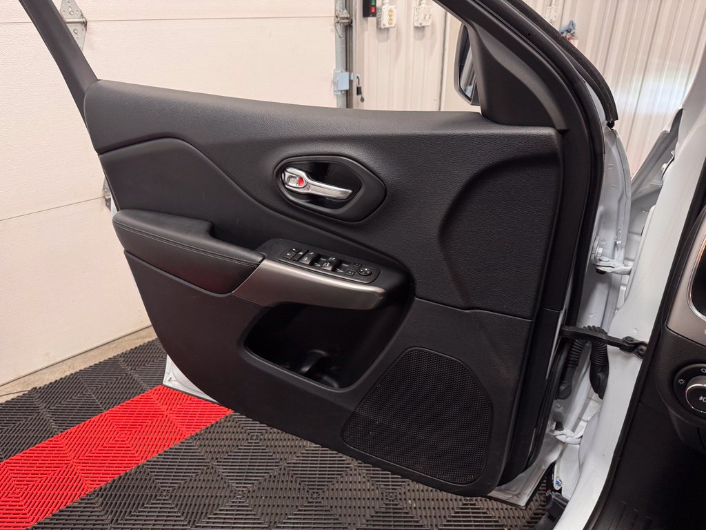 Used 2021 Jeep Cherokee Latitude Plus AWD/4WD image 27