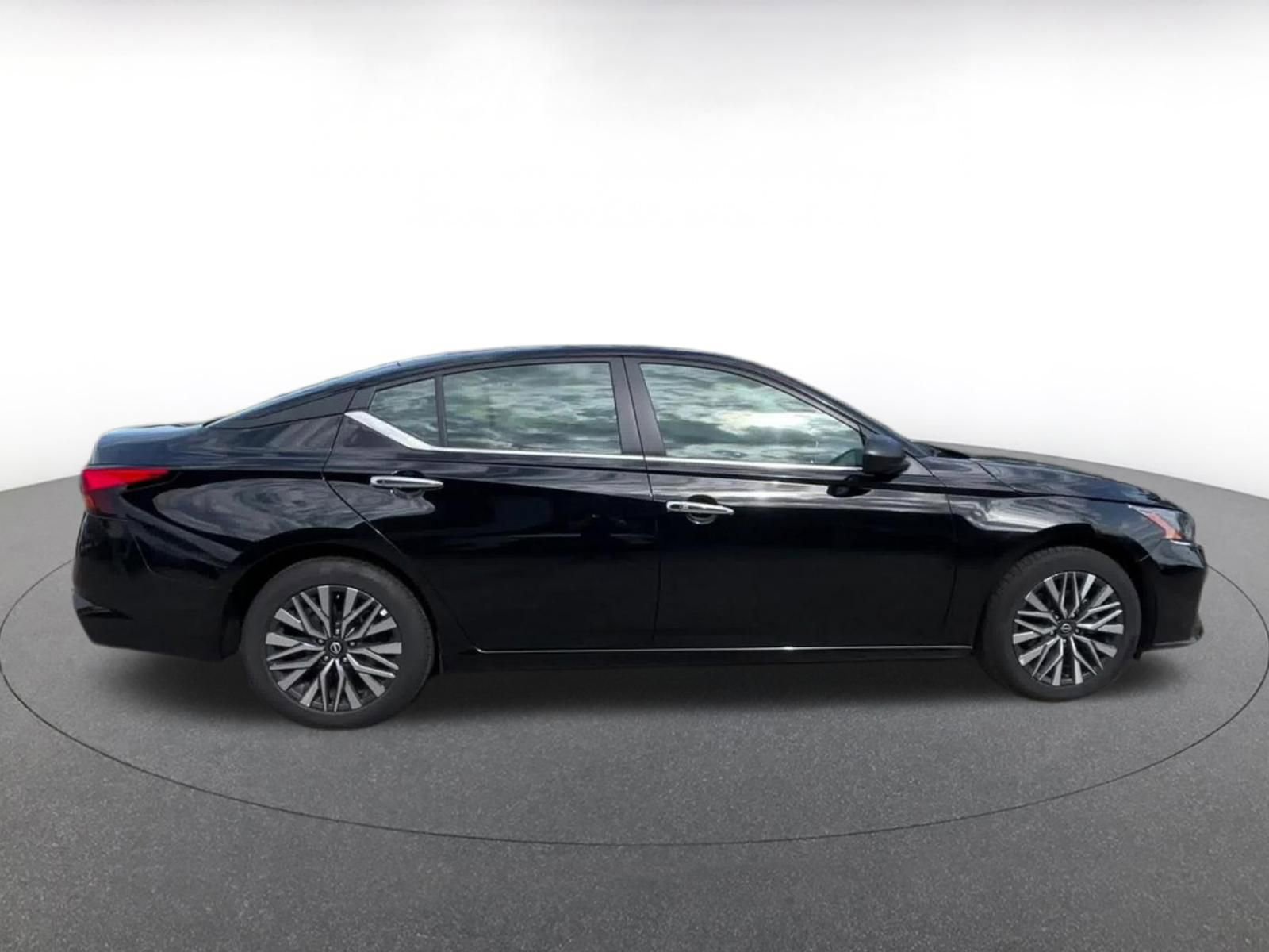 Used 2025 Nissan Altima 2.5 SV FWD image 16