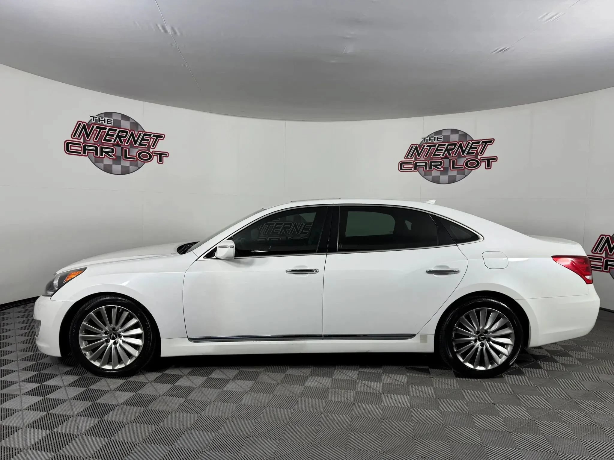 Used 2014 Hyundai Equus Signature RWD image 4