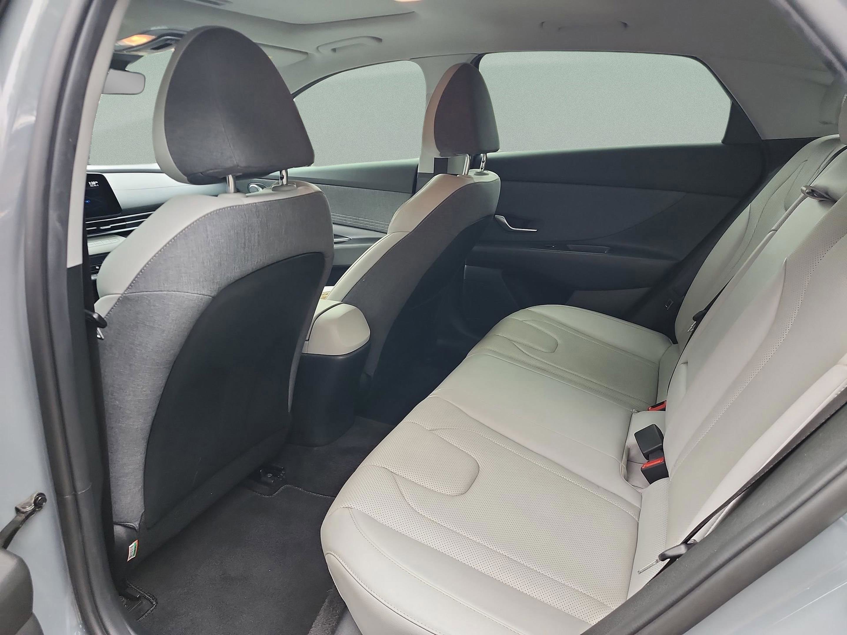 Used 2022 Hyundai Elantra Limited image 16