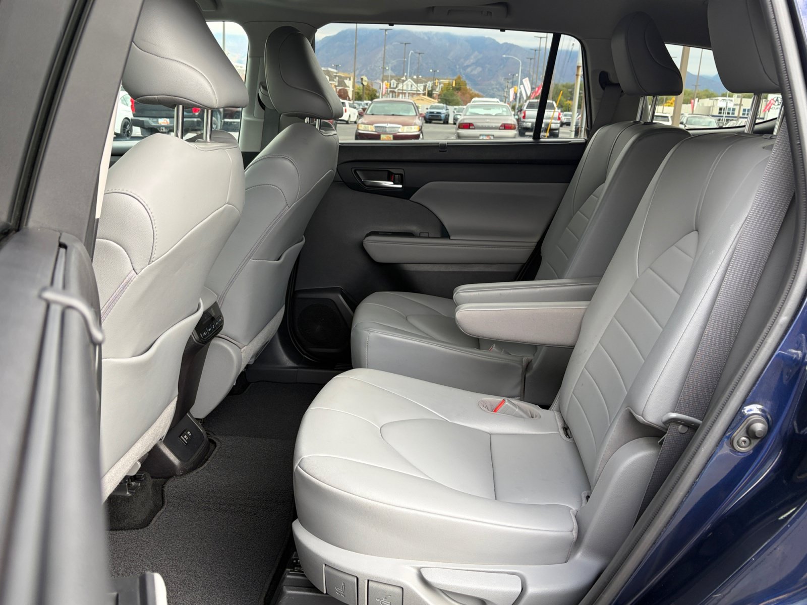 Used 2021 Toyota Highlander XLE AWD/4WD image 26