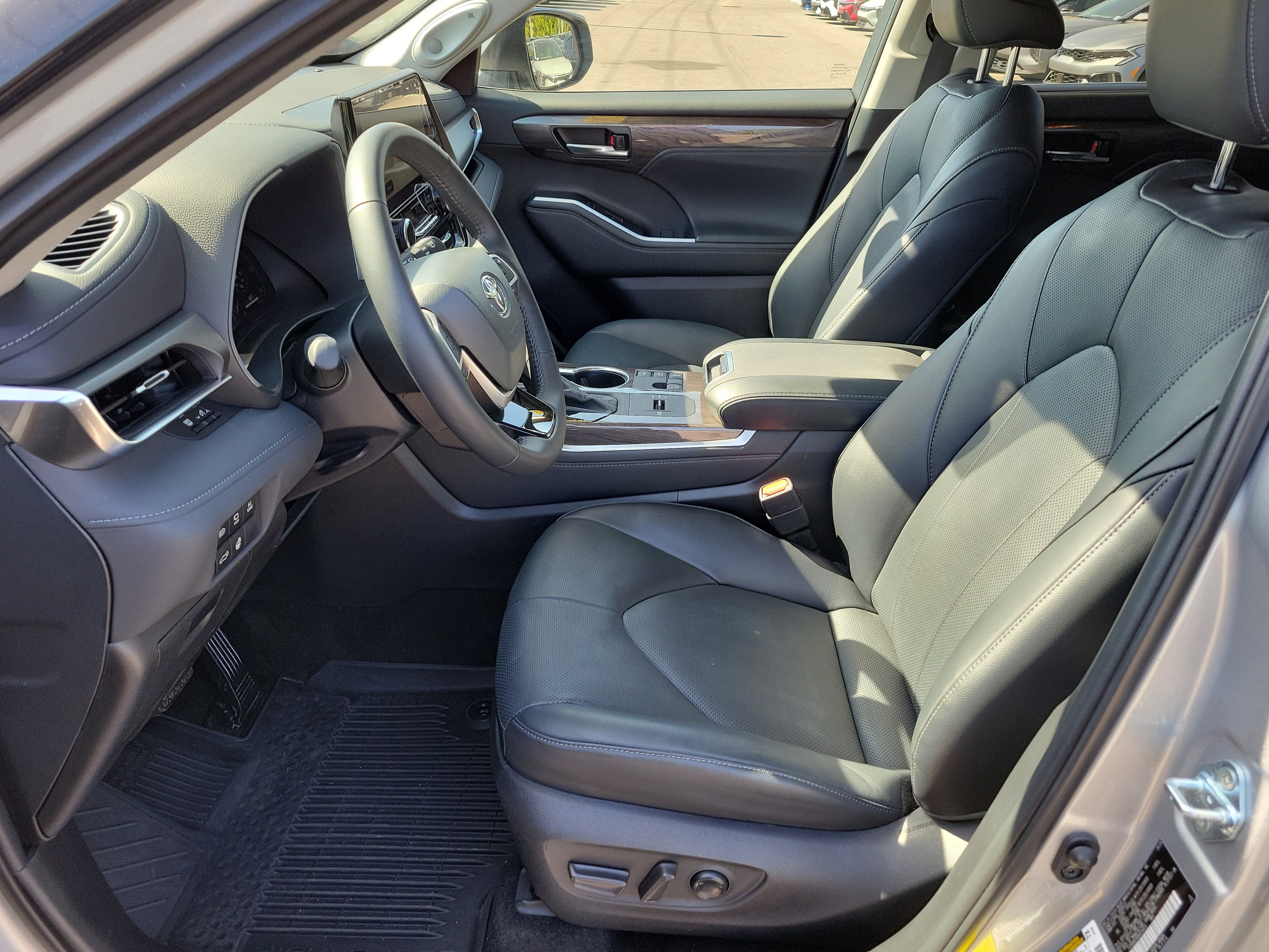 Used 2024 Toyota Highlander Limited image 23