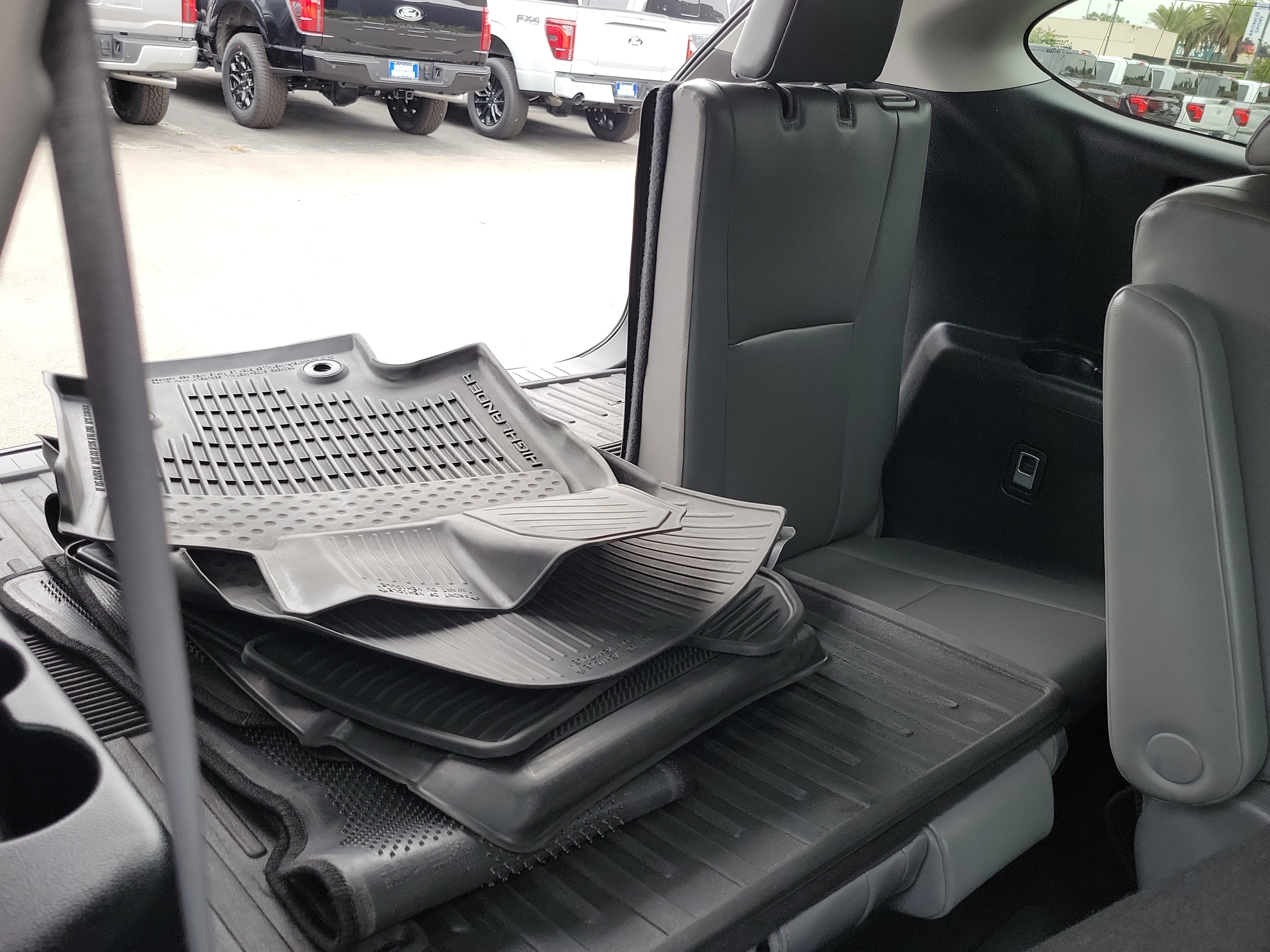 Used 2023 Toyota Highlander XLE FWD image 25