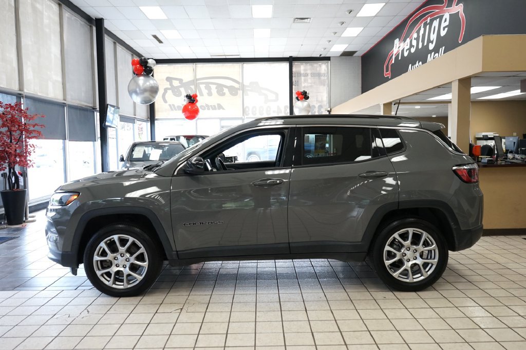 Used 2023 Jeep Compass Latitude AWD/4WD image 3