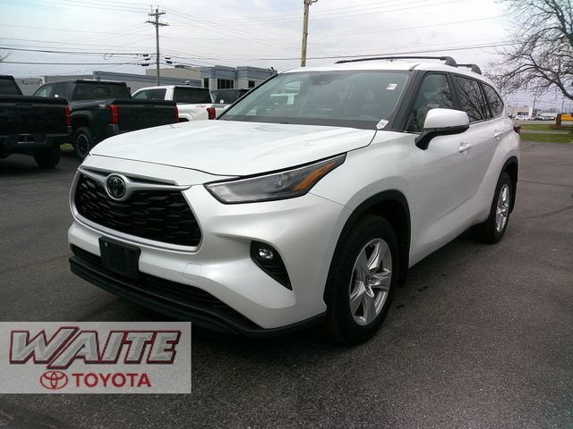 Used 2023 Toyota Highlander LE AWD/4WD image 5