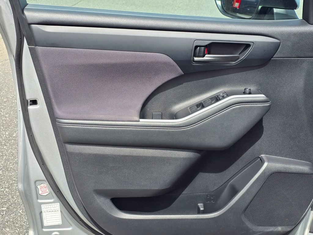 Used 2021 Toyota Highlander LE image 43