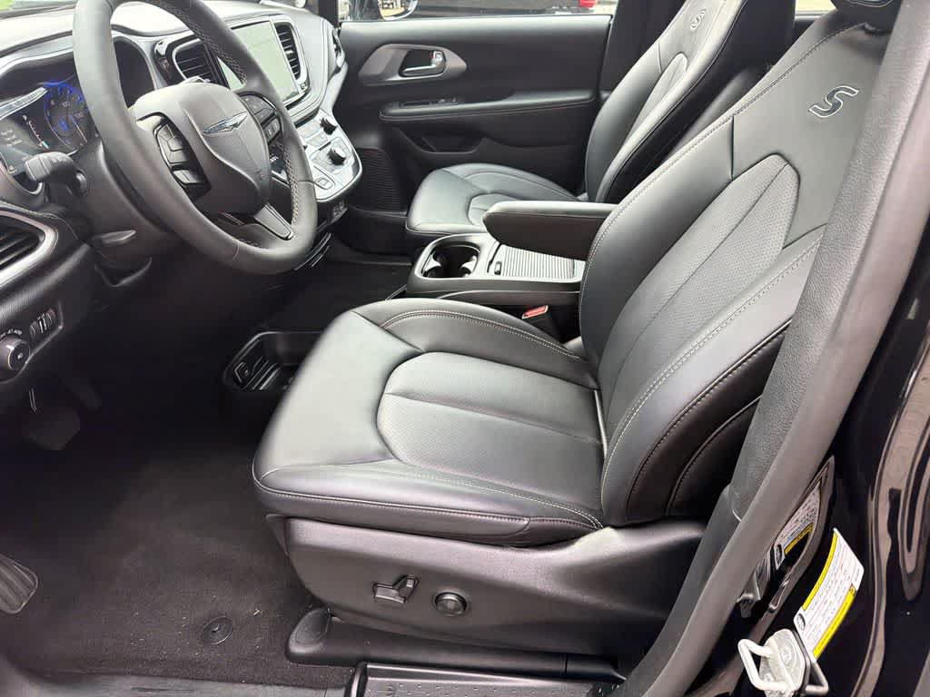 Used 2024 Chrysler Pacifica Touring-L w/ S Appearance Package AWD/4WD image 10