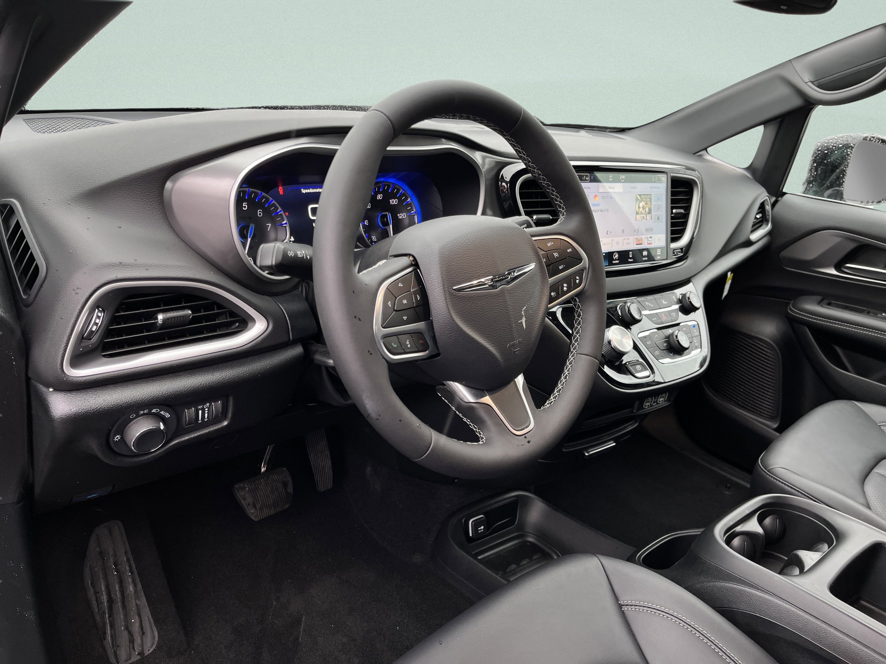 Used 2025 Chrysler Voyager LX image 16