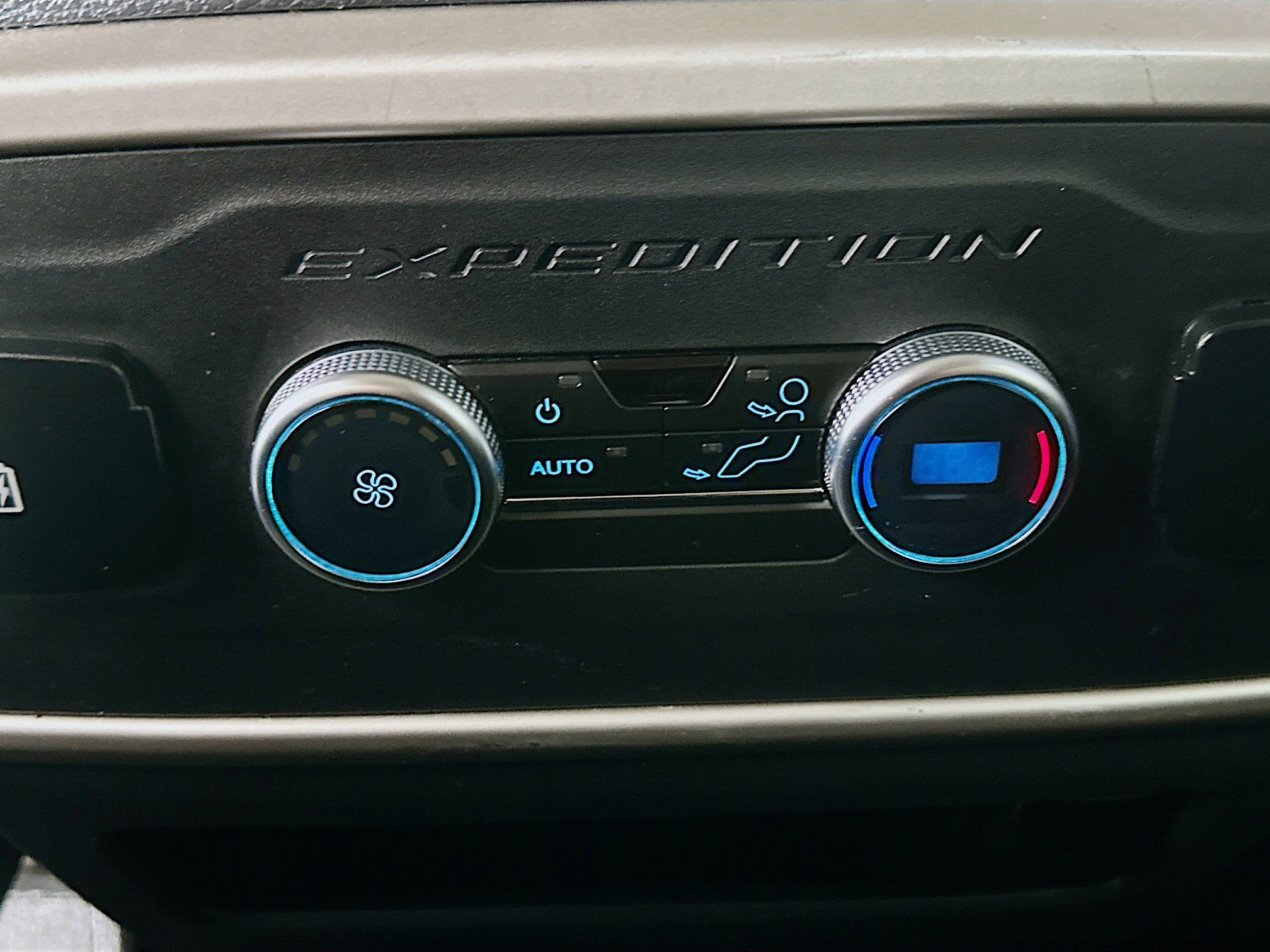 Used 2024 Ford Expedition Max XLT image 27