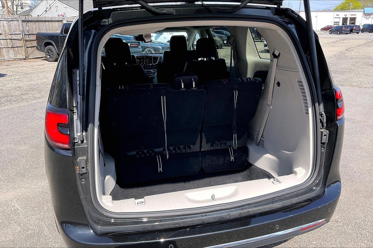 Used 2023 Chrysler Pacifica Touring-L image 32