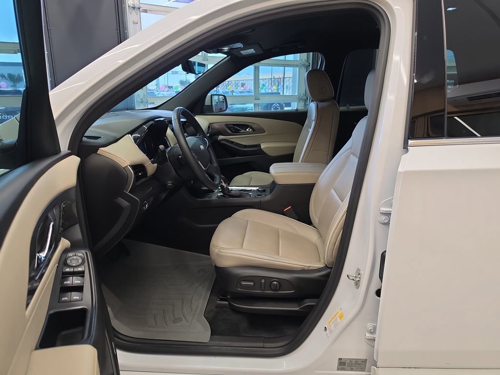 Used 2023 Chevrolet Traverse Premier FWD image 13