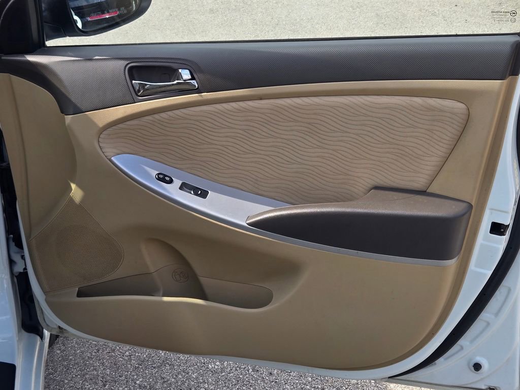 Used 2013 Hyundai Accent GLS w/ Premium Pkg FWD image 7