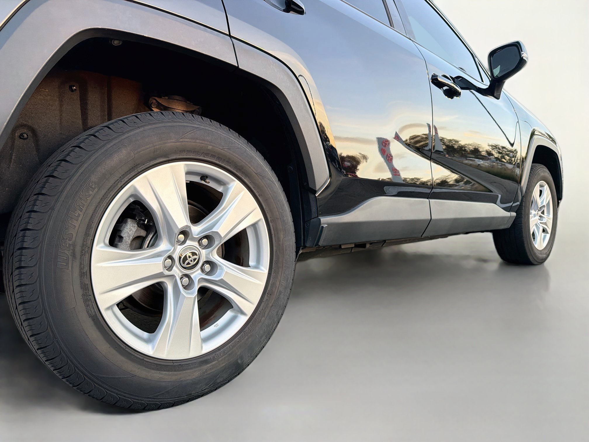 Used 2021 Toyota RAV4 XLE FWD image 7