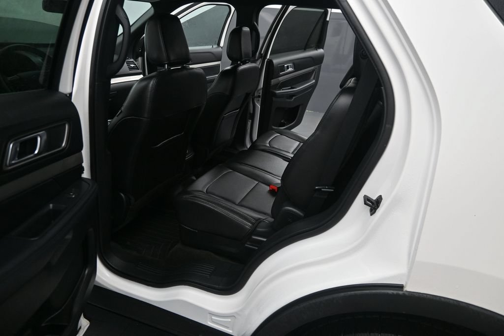 Used 2018 Ford Explorer XLT w/ Equipment Group 202A AWD/4WD image 11