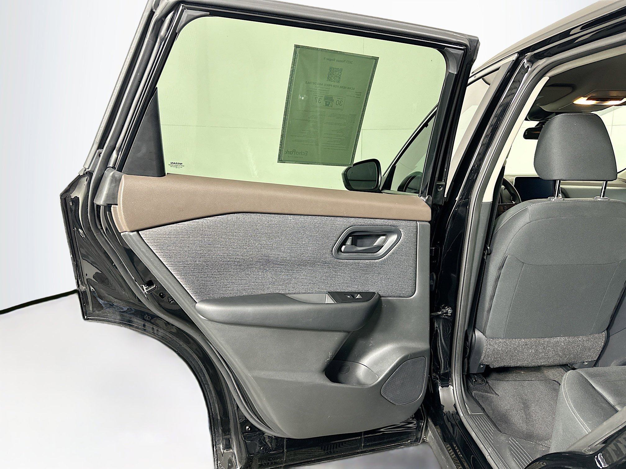 Used 2023 Nissan Rogue S image 26