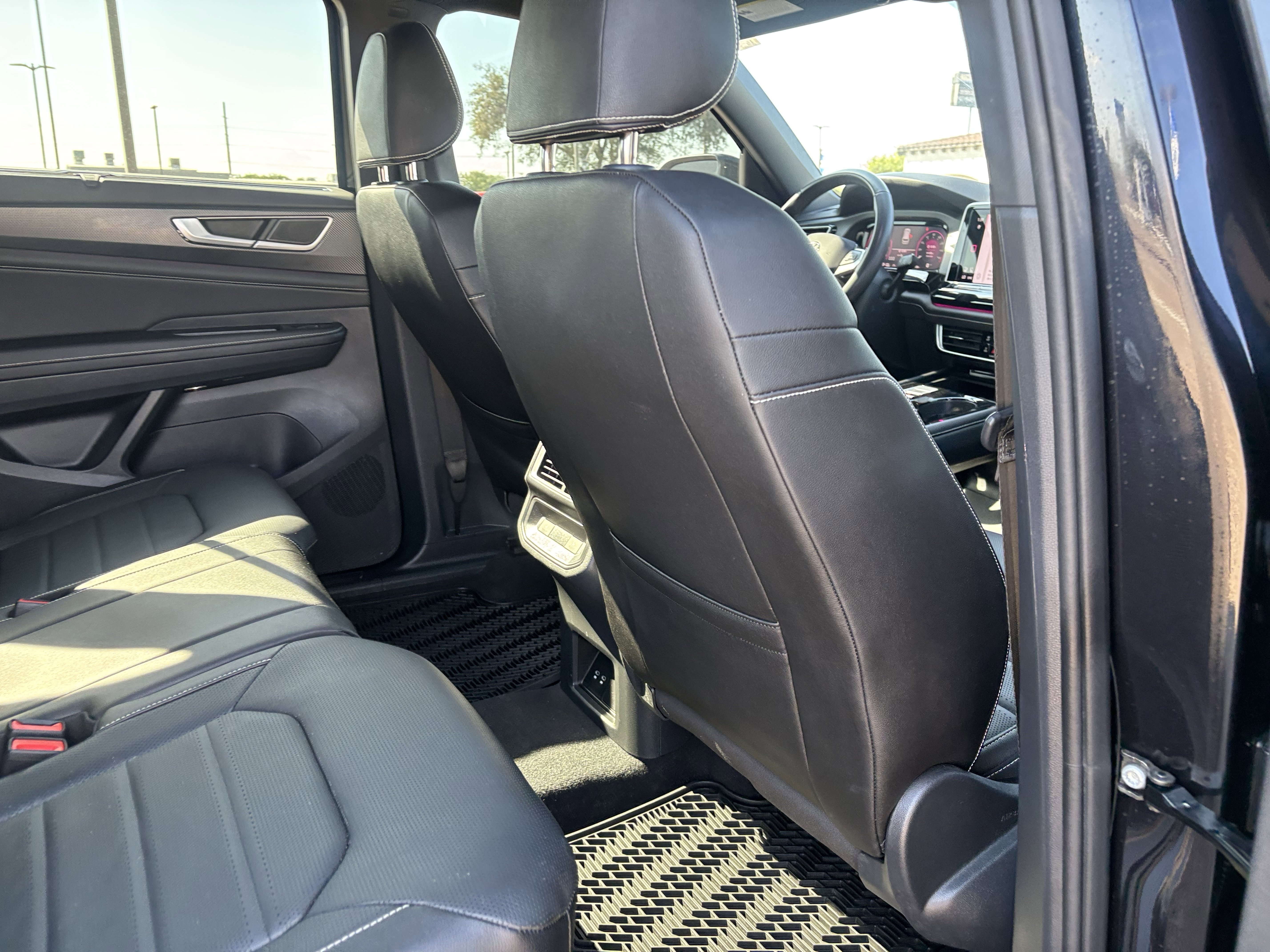 Used 2025 Volkswagen Atlas Cross Sport SEL R-Line image 22