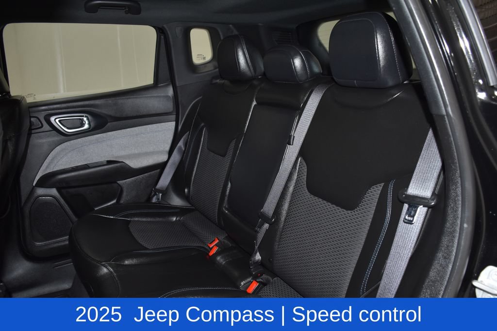 Used 2025 Jeep Compass Latitude w/ Sun & Sound Group AWD/4WD image 30