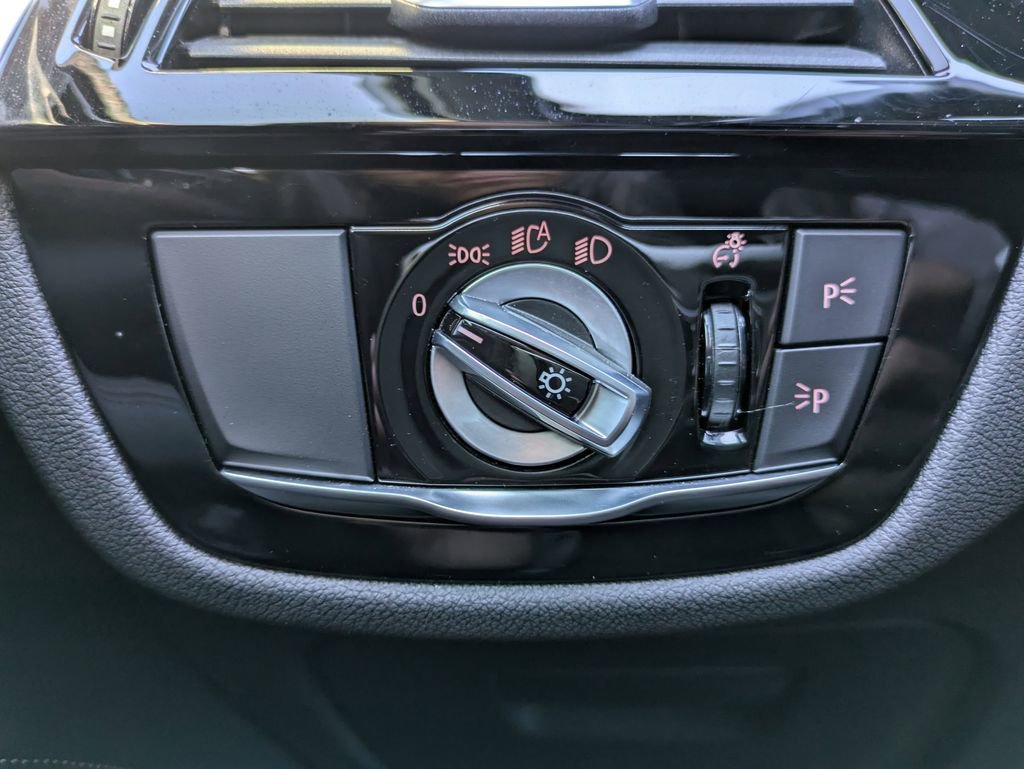 Used 2022 BMW M550i xDrive w/ Executive Package image 35