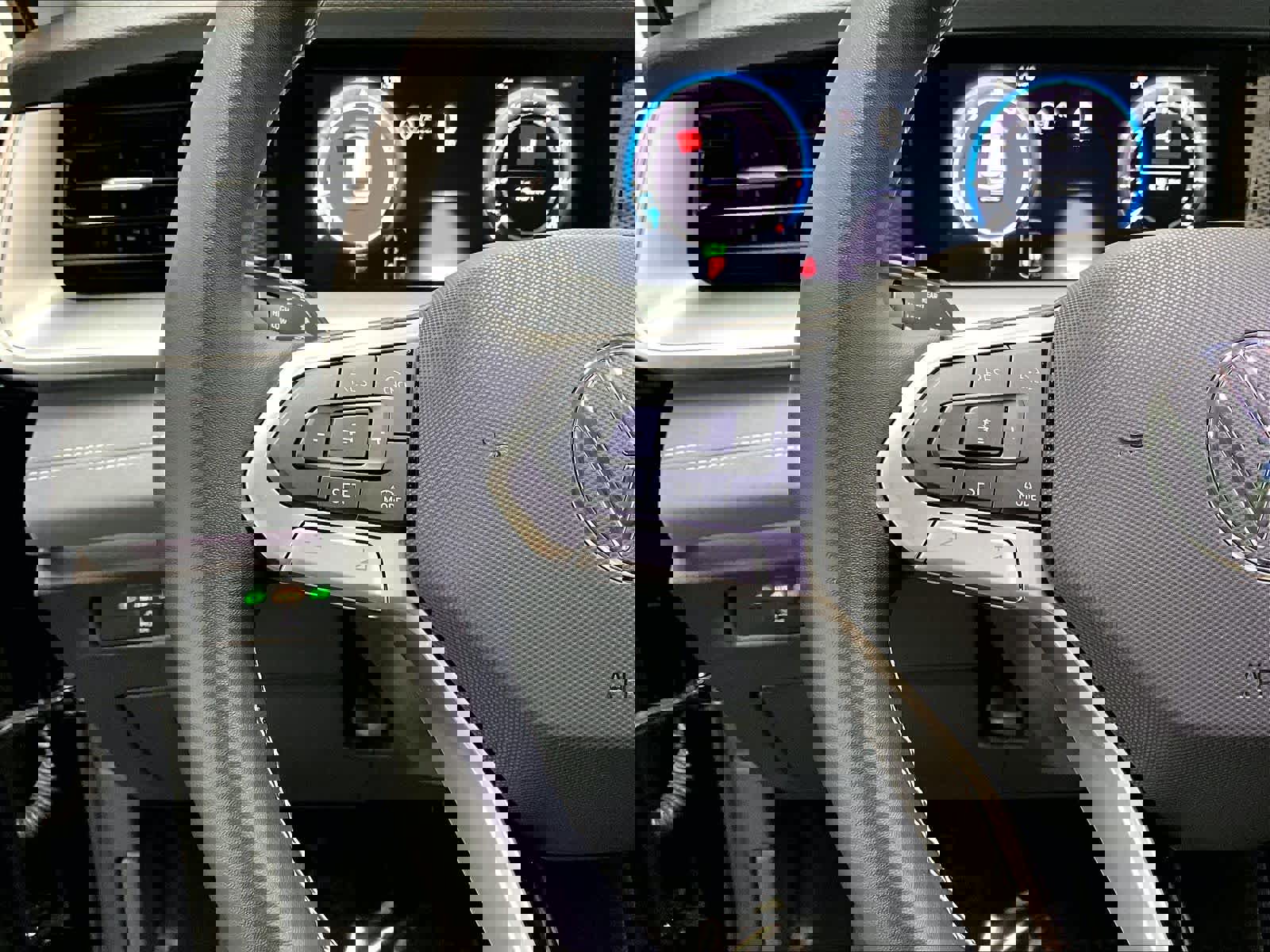 Used 2025 Volkswagen Tiguan SE w/ Panoramic Sunroof Package image 20