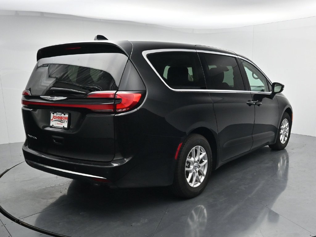 Used 2023 Chrysler Pacifica Touring-L FWD image 7