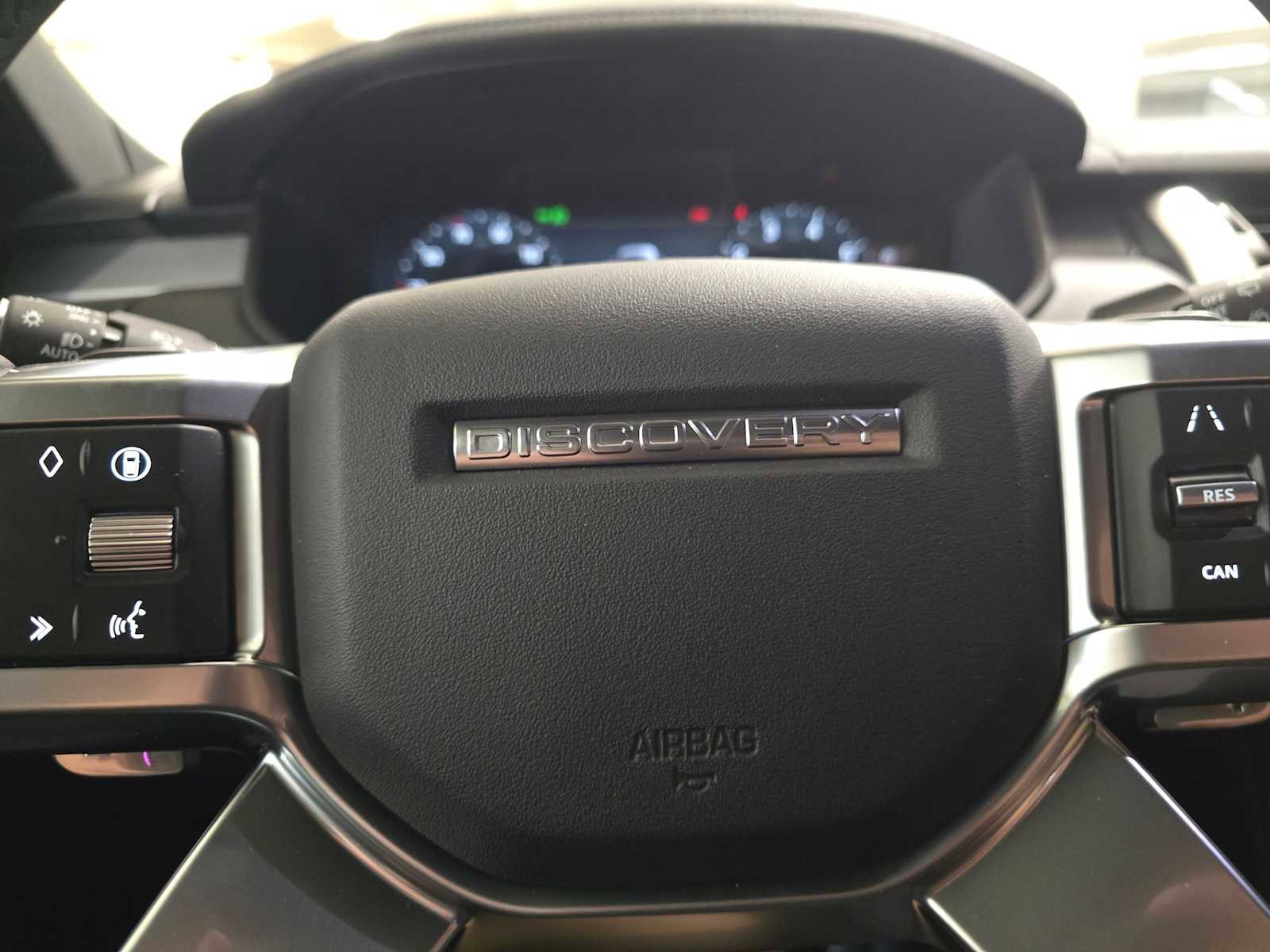 New 2025 Land Rover Discovery Dynamic SE image 25