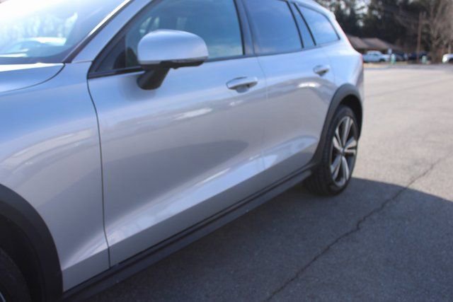 Used 2025 Volvo V60 B5 Cross Country Plus image 47