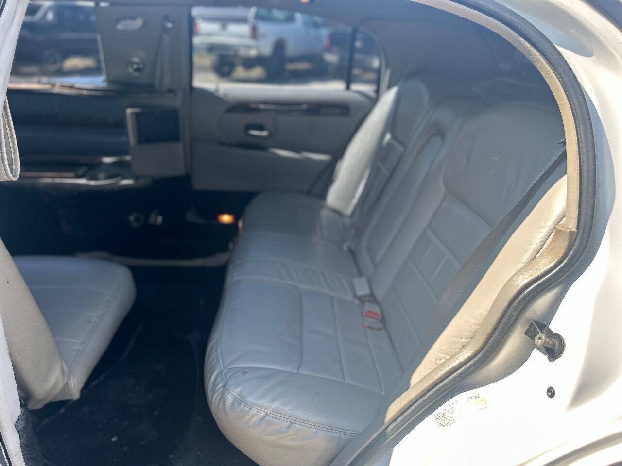 Used 1999 Lincoln Town Car Executive RWD image 15