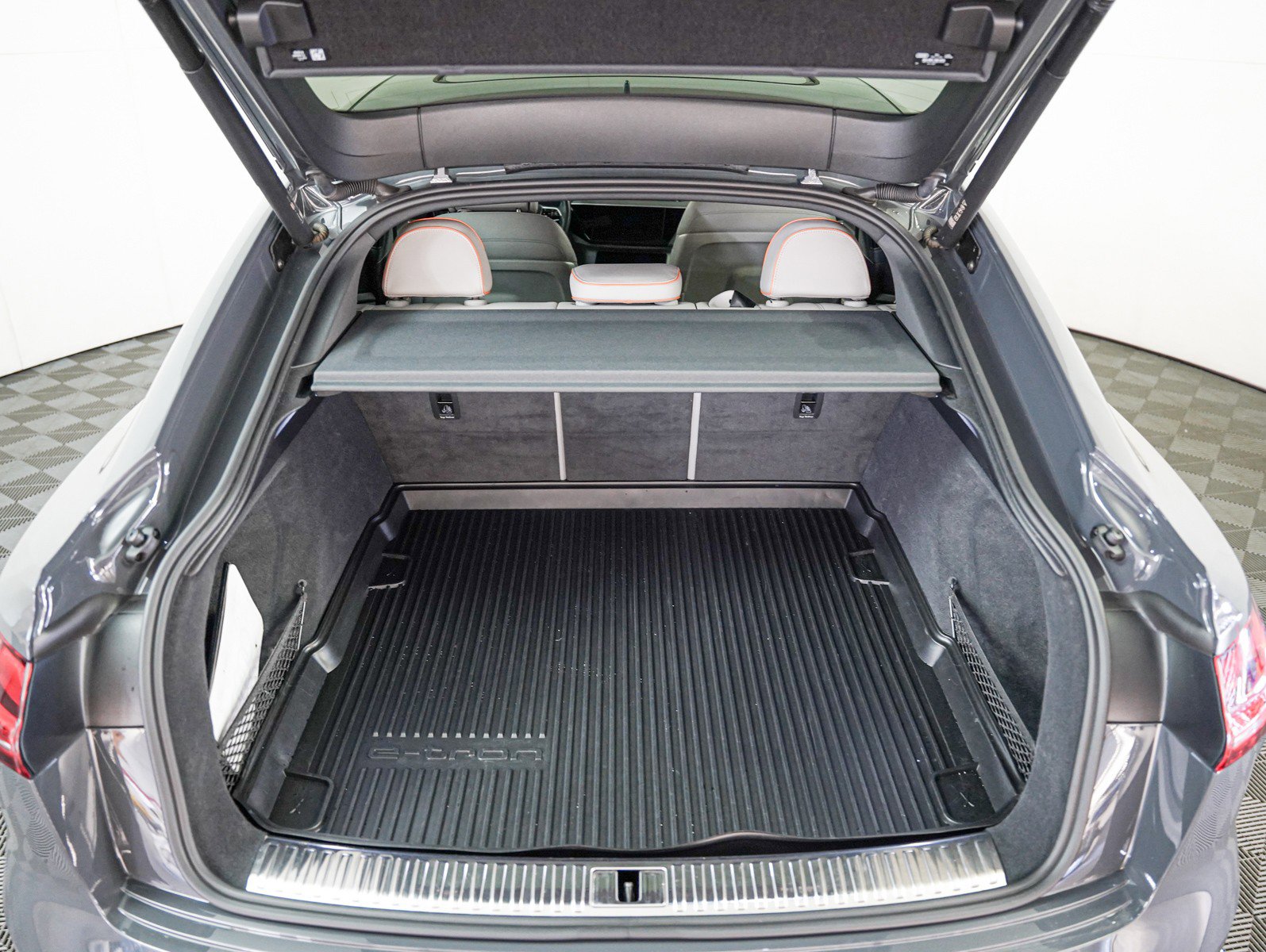 Used 2024 Audi Q8 e-tron Prestige w/ Prestige Package image 8