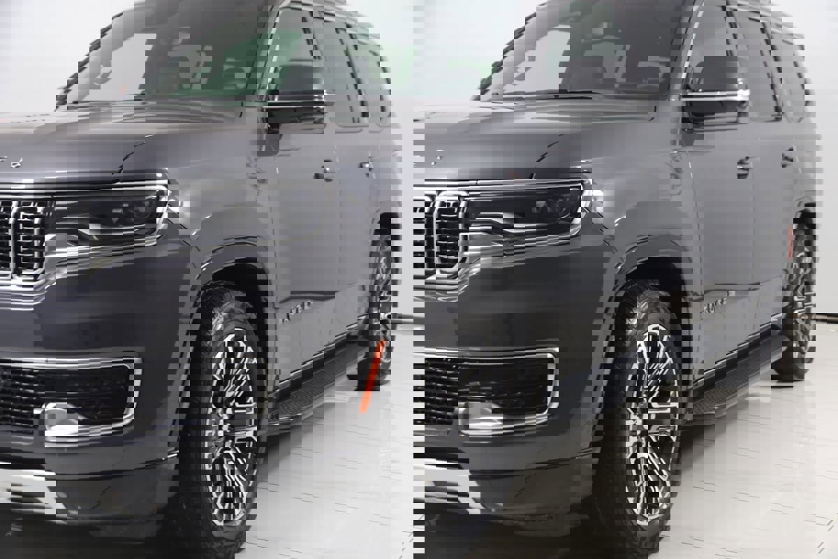 Used 2023 Jeep Grand Cherokee Laredo X image 68