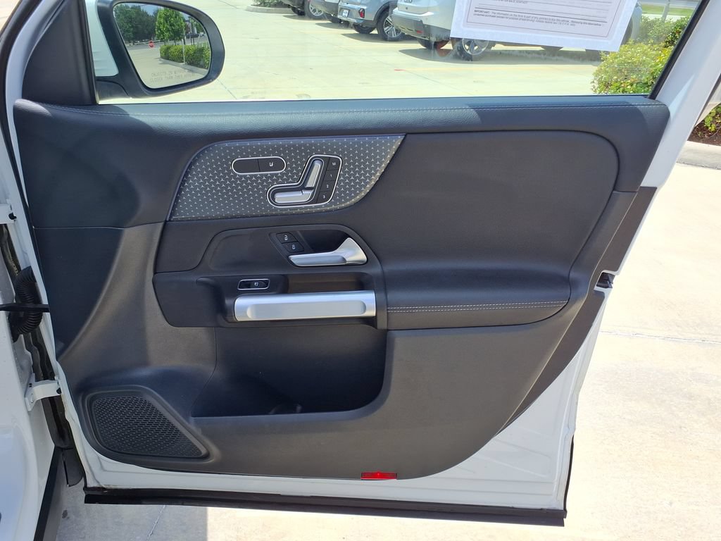 Used 2025 Mercedes-Benz GLB 250 4MATIC image 22