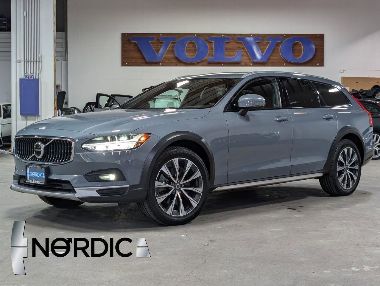 Used 2022 Volvo V90 B6 Cross Country w/ Protection Package AWD/4WD image 1