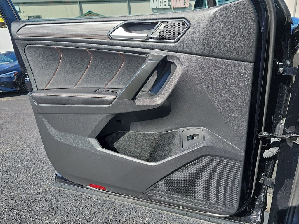 Used 2024 Volkswagen Tiguan SE image 37