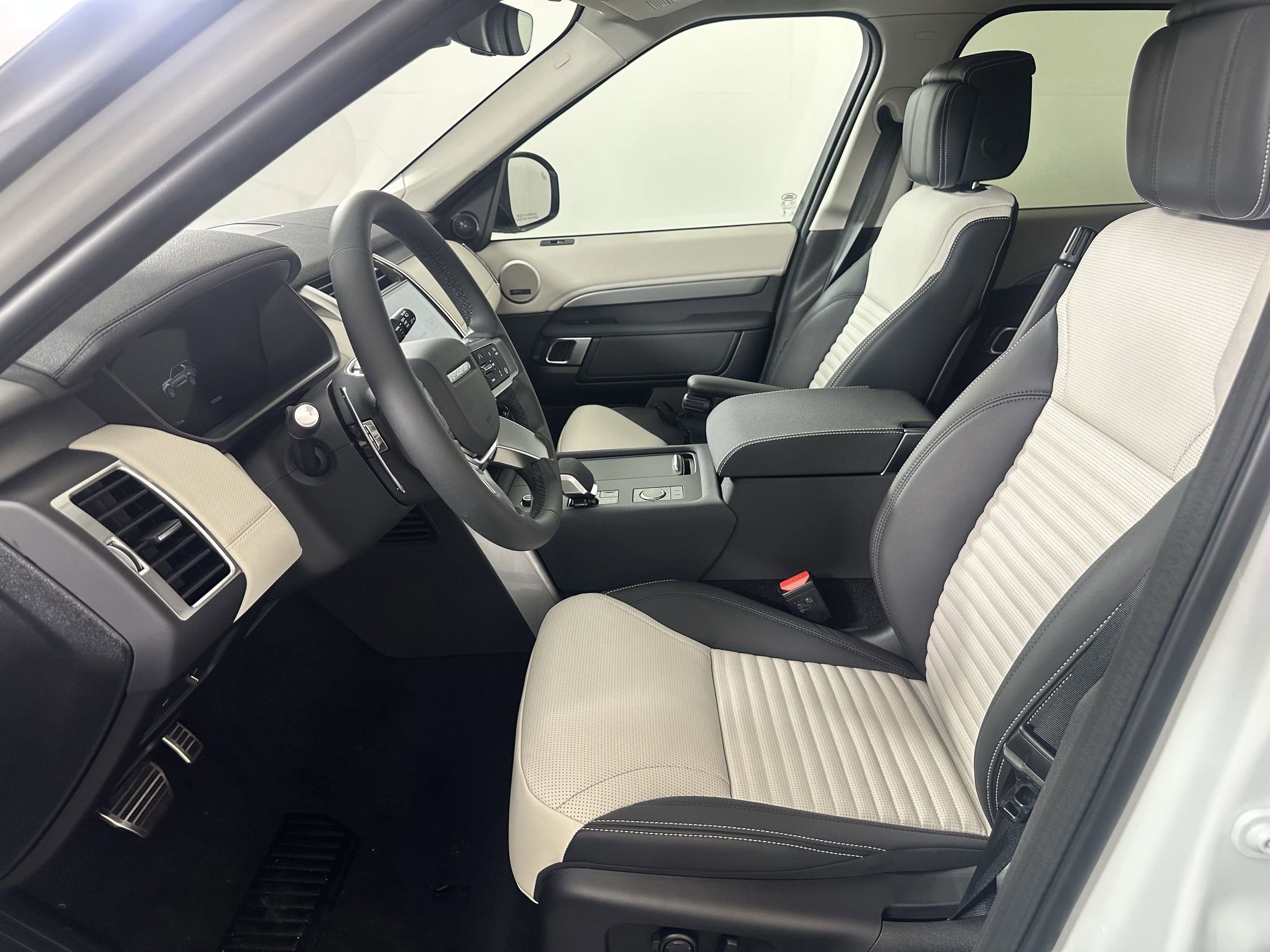 Certified 2025 Land Rover Discovery Dynamic SE AWD/4WD image 4