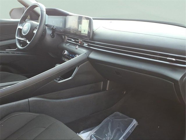 Used 2025 Hyundai Elantra SEL image 24