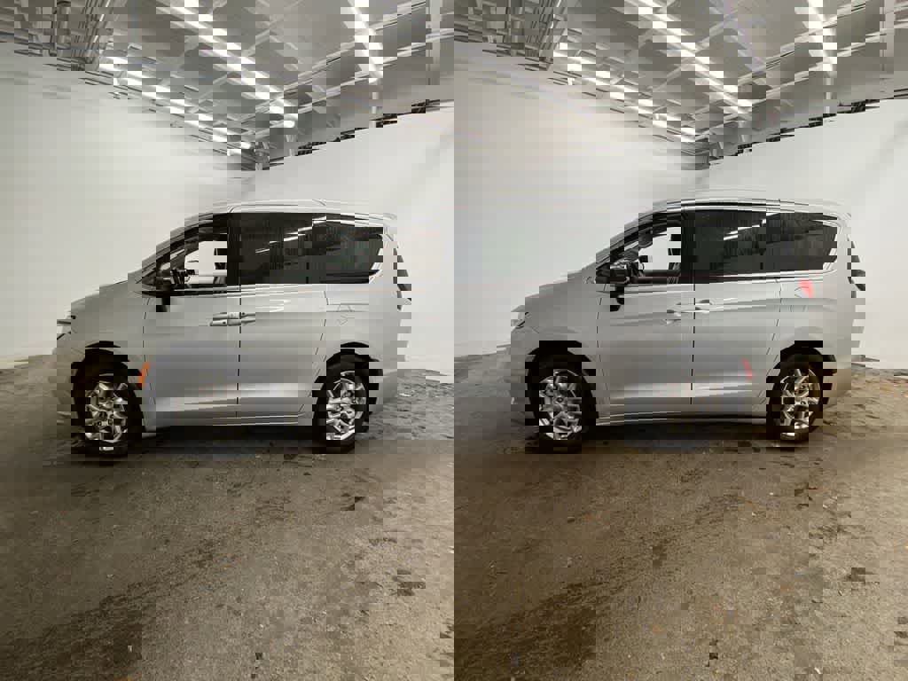 Used 2024 Chrysler Pacifica Touring-L image 3