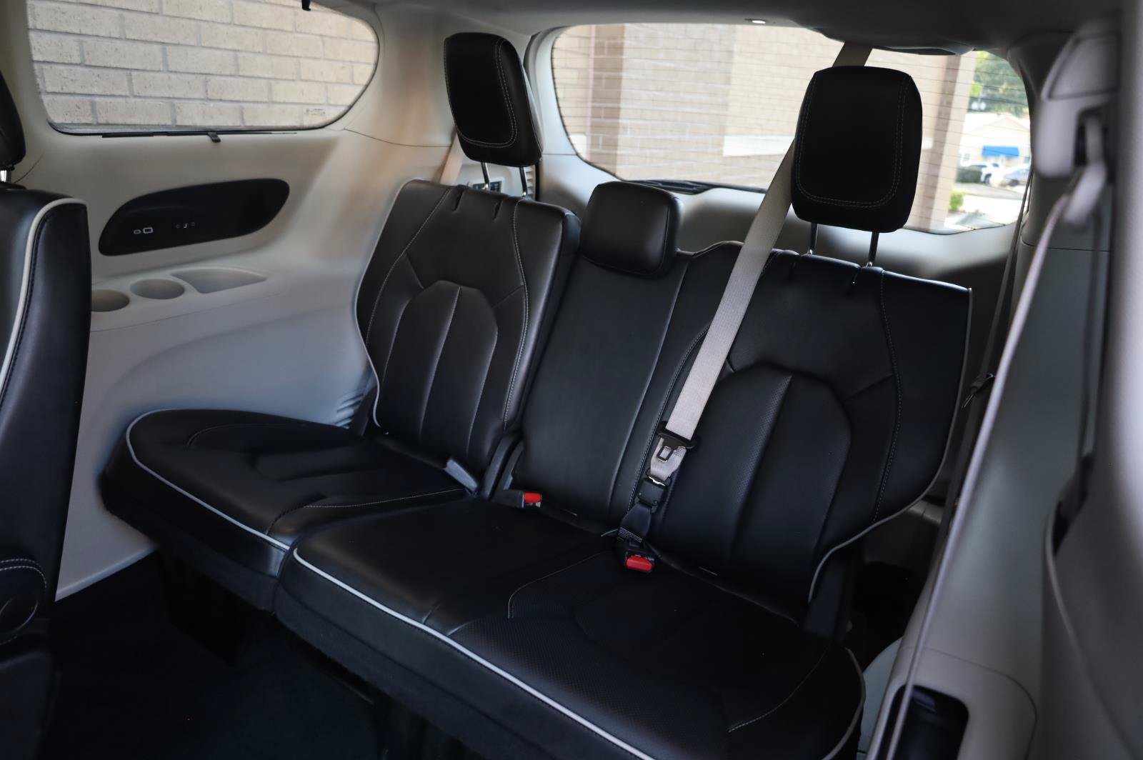 Used 2022 Chrysler Pacifica Limited FWD image 19