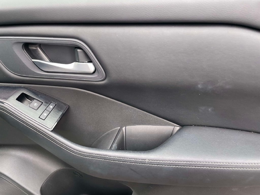 Used 2024 Nissan Rogue SV FWD image 9