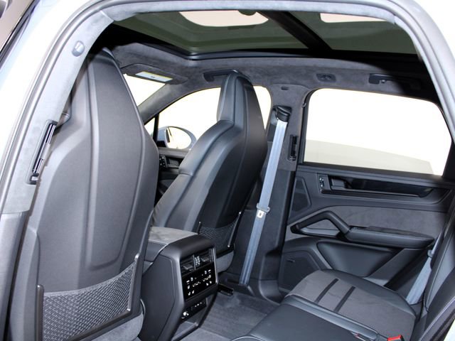 Certified 2025 Porsche Cayenne GTS image 19