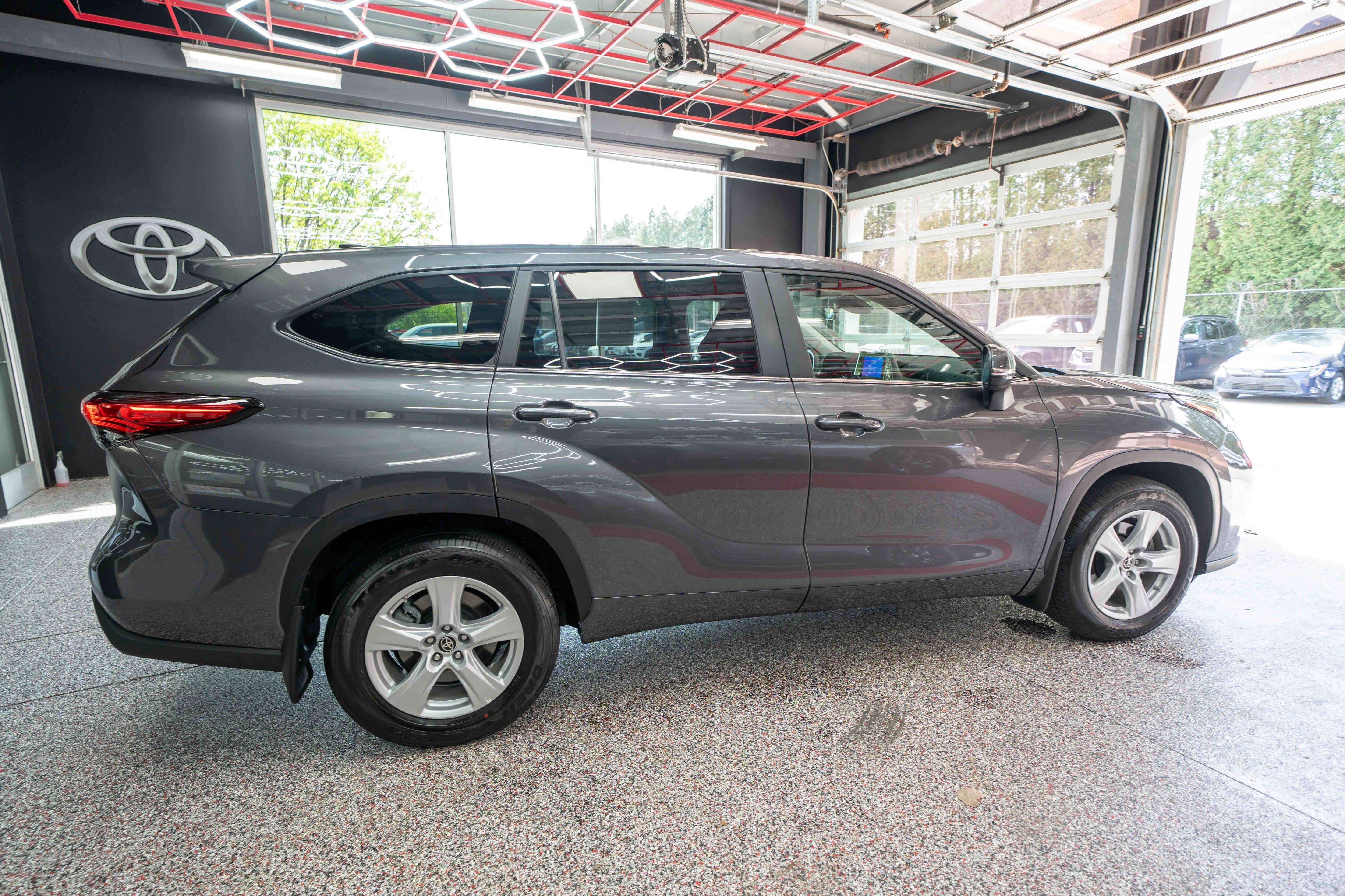 Used 2023 Toyota Highlander L image 4