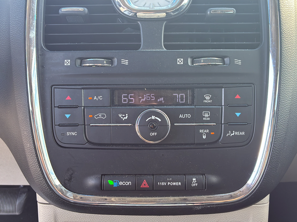 Used 2016 Chrysler Town & Country Touring w/ Trailer Tow Group FWD image 31