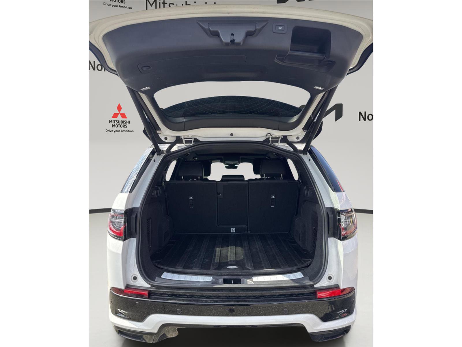 Used 2023 Land Rover Discovery Sport SE R-Dynamic image 10