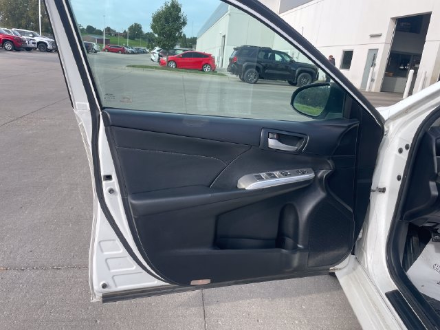 Used 2013 Toyota Camry SE w/ Leather Pkg FWD image 20