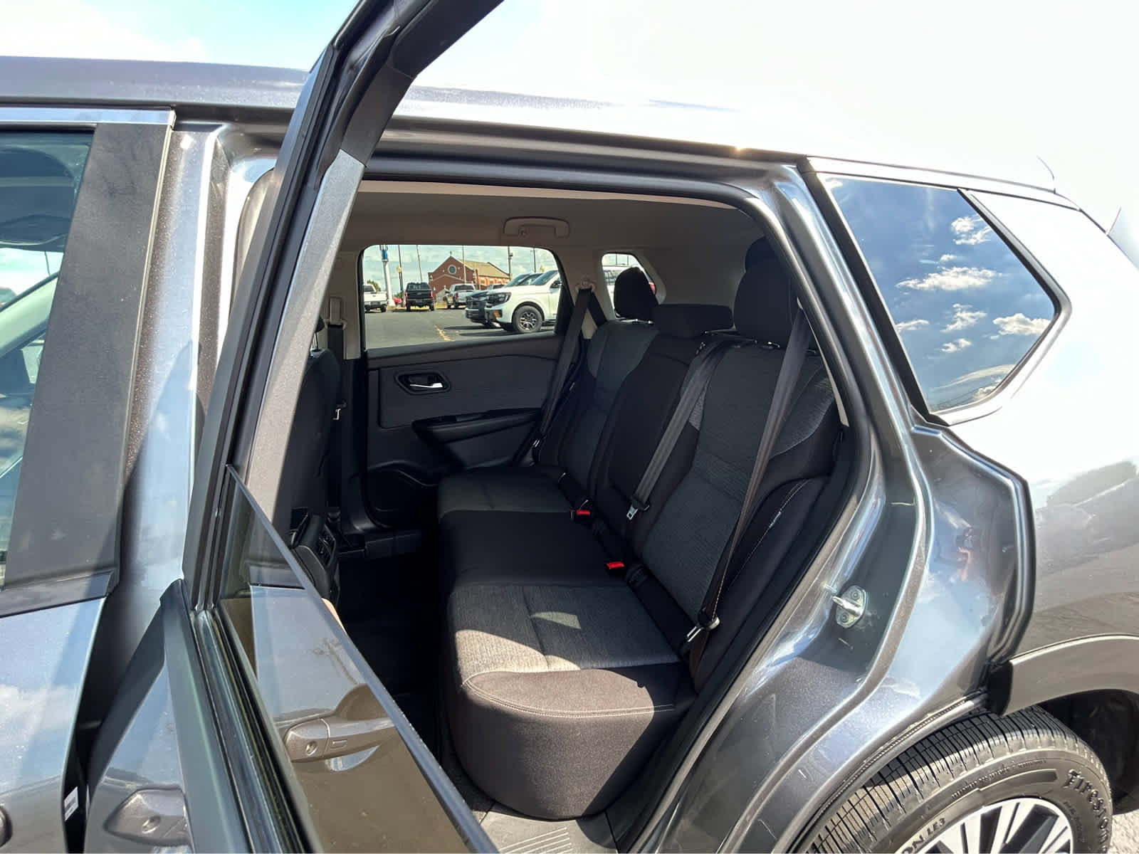 Used 2023 Nissan Rogue SV image 9