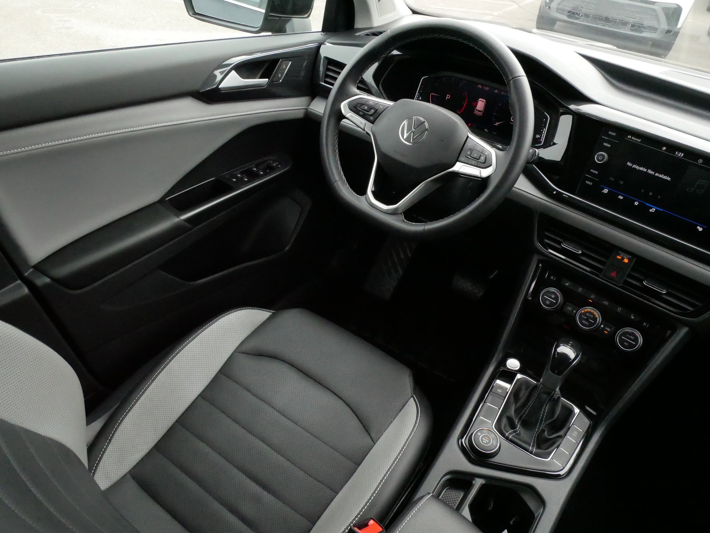 Certified 2022 Volkswagen Taos SEL w/ Panoramic Sunroof Package image 9