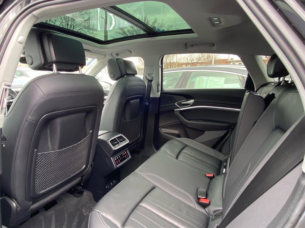 Used 2024 Audi Q8 e-tron Premium image 17