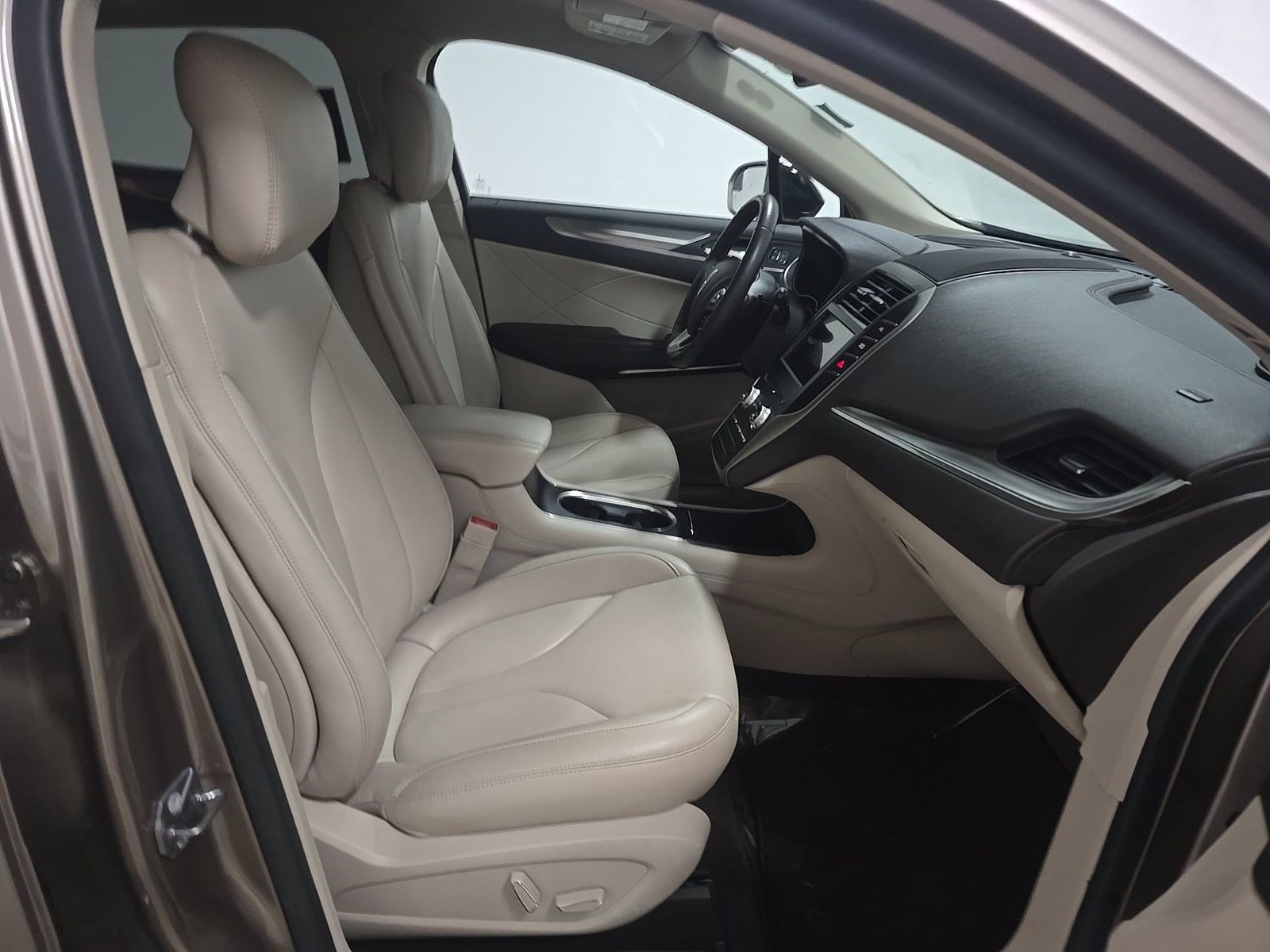 Used 2019 Lincoln MKC Premiere FWD image 11