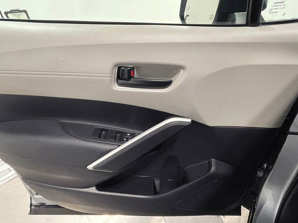 Used 2025 Toyota Corolla Cross LE image 17